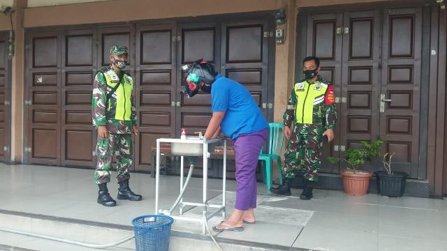 TNI Koramil/04 Mandau Imbau Warga di RM Yuanda Selalu Patuh Protokol Kesehatan C-19