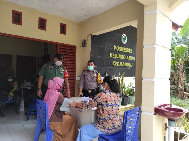 Percepatan Vaksinasi Booster,, Babinsa Dampingi Poskesdes Puskesmas Sebangar