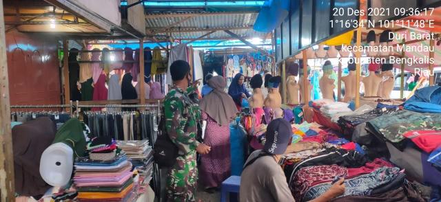 TNI Koramil 03/Mandau Siagakan 3 M sesuai Protkes Jelang Nataru 2021-2022 di Pasar Sartika Duri