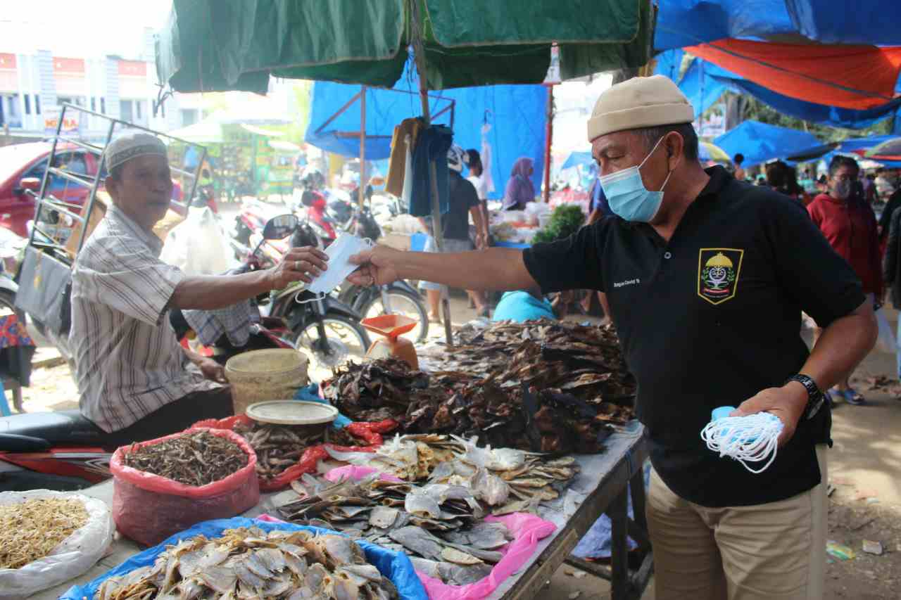 LAMR Bagikan Masker Kepada Masyarakat
