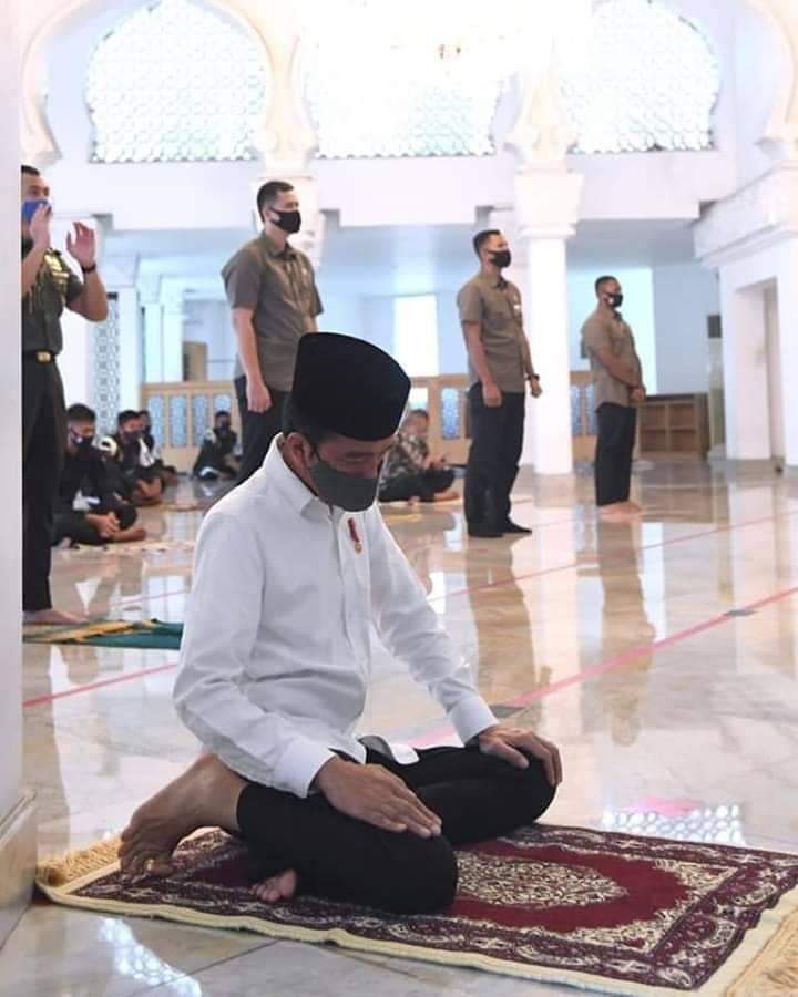 Presiden Jokowi Salat Jumat di Masjid Baiturrahim