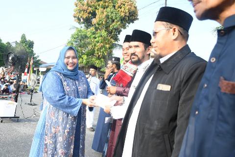 Bupati Kasmarni Bersama Keluarga Shalat Idul Adha di Lapangan Duri Bestari