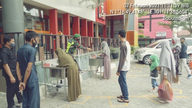 TNI Koramil 04/Mandau Himbau Pengunjung Mall City Siaga dan Disiplin 3M Saat Berada Dikeramaian