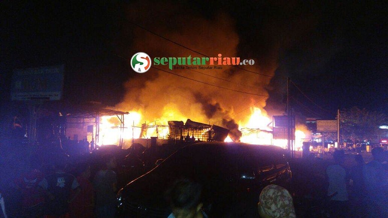 Rumah Makan dan Ruko di Simpang Tobek Godang Panam Dilalap Si jago Merah