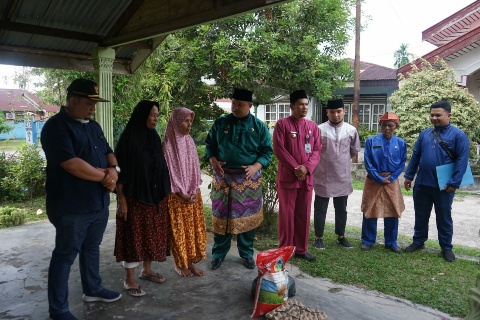 Camat Mandau Salurkan Bantuan Secara Door To Door Untuk Masyarakat Kurang Mampu