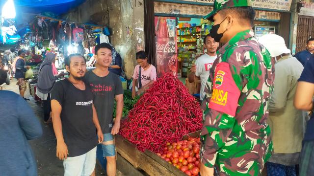 TNI Koramil 03/Mandau Cek Kegiatan  Warga Pasar Serta Terapkan Disiplin Protkes C-19