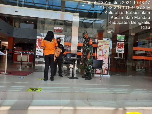 Babinsa Cek Pengunjung Mall City Terkait Covid-19 Dimasa PPKM Level 4