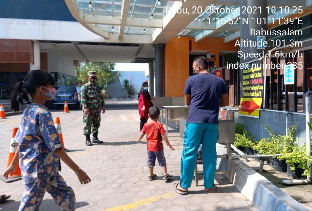 Guna Antisipasi Penyebaran C-19 Babinsa Lakukan Cek Protkes Pengunjung Mall City Mandau