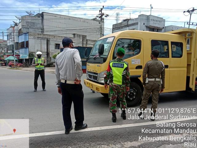 Babinsa Koramil 04/Mandau Jaga Pos Simpang Pokok Jengkol