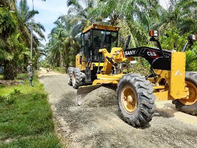 Jelang Penutupan TMMD,,Pekerjaan Peningkatan Jalan Kelompok Tani Capai 98 Persen