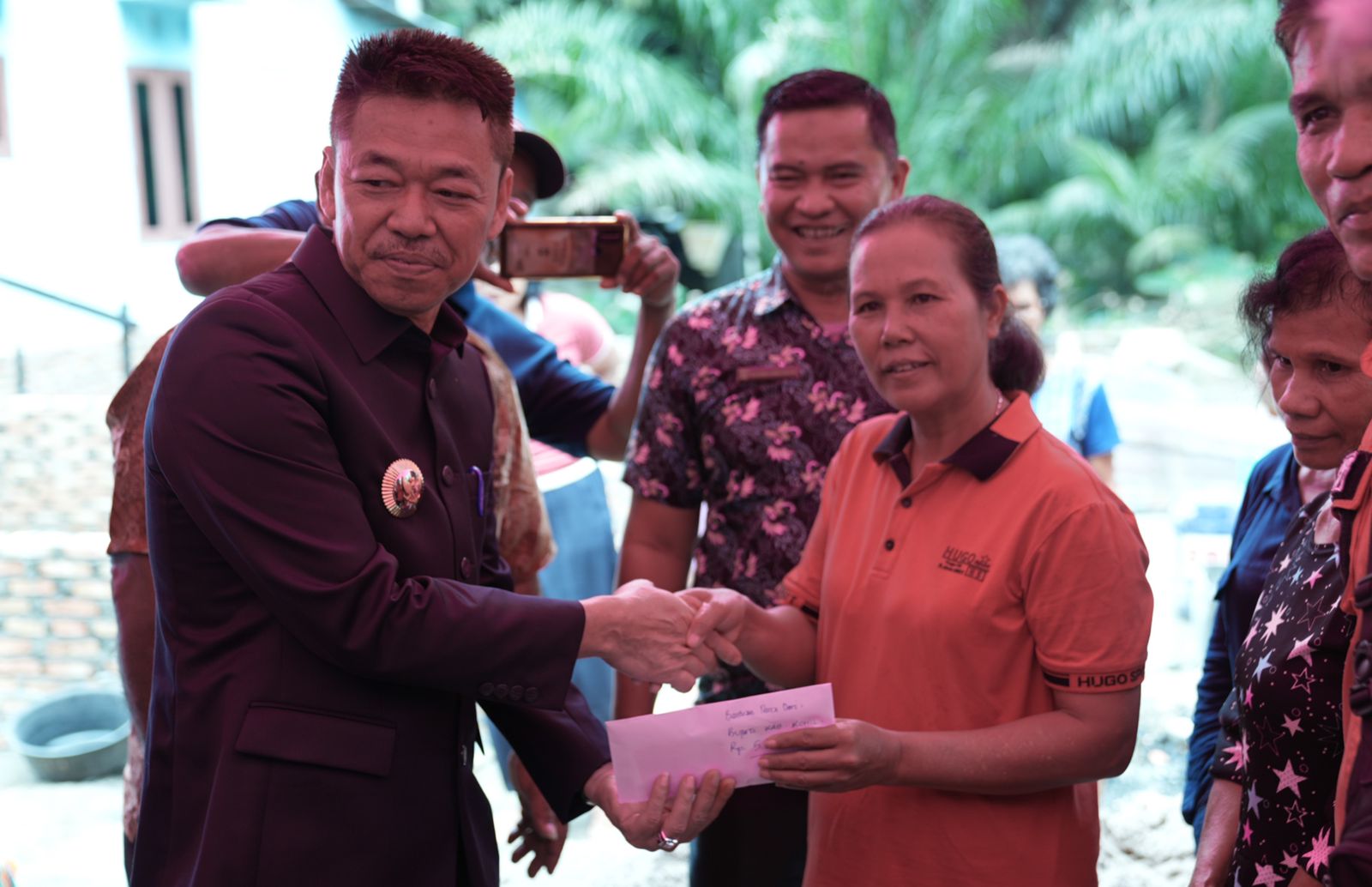 Bupati dan Wabup Rohil Berikan Bantuan Korban Rumah Kebakaran di Balam Sempurna Kota