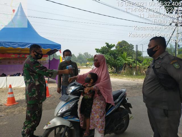 Babinsa Tetap Lakukan Pemantauan Kepada Warga Agar Selalu Menjaga Kesehatan Sesuai Prokes C-19