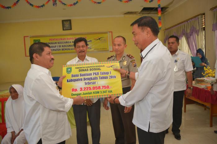 Bupati Amril Serahkan Bantuan PKH ke 296 KMS