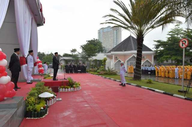 Diguyur Hujan Lebat Dirut Bank Riau Kepri Pimpin Upacara HUT RI ke 73