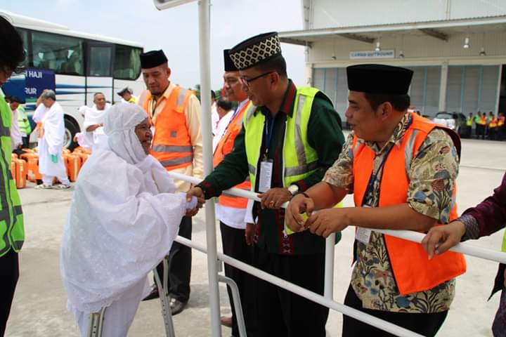 Staf Ahli Bupati Lepas Keberangkatan Jama'ah Haji Asal Labuhanbatu di Kualanamu