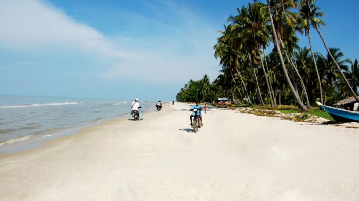 Melihat Indahnya Pantai Rupat Utara