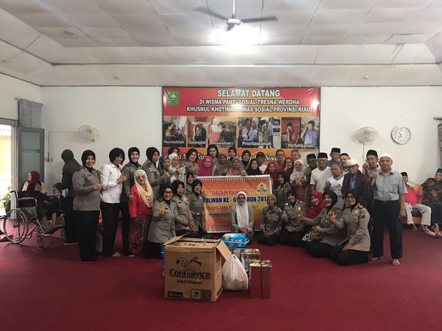 Polwan Polresta Pekanbaru Kunjungi Panti Sosial