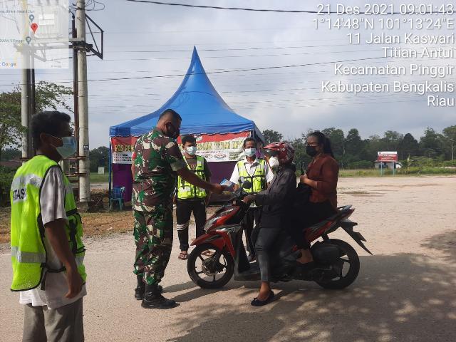 Jelang Natal 2021 Babinsa Cek Susana Pejalan di Posko Titian Antui Sesuai Protkes C-19