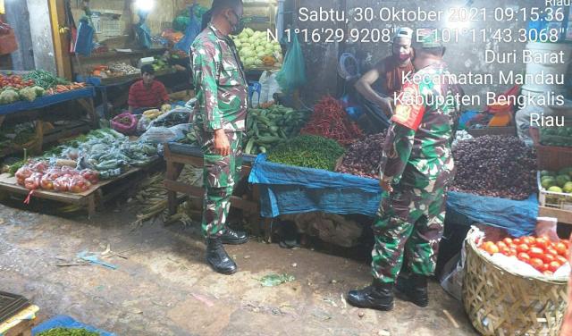 TNI Koramil 04/Mandau Selalu Cek Kegiatan Pengunjung Pasar Sartika Terkait Penyebaran C-19