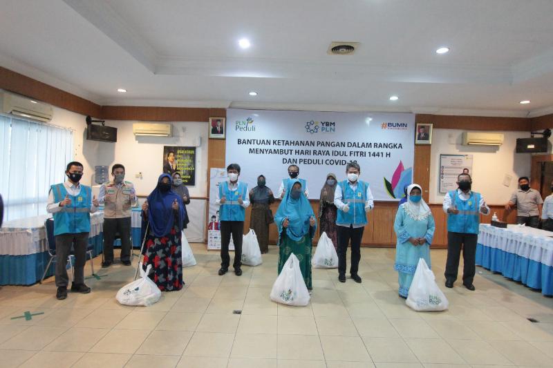 PLN Peduli dan YBM PLN bersama SATGAS BUMN Tanggap Bencana  Serahkan Bantuan 2.473 Paket Sembako
