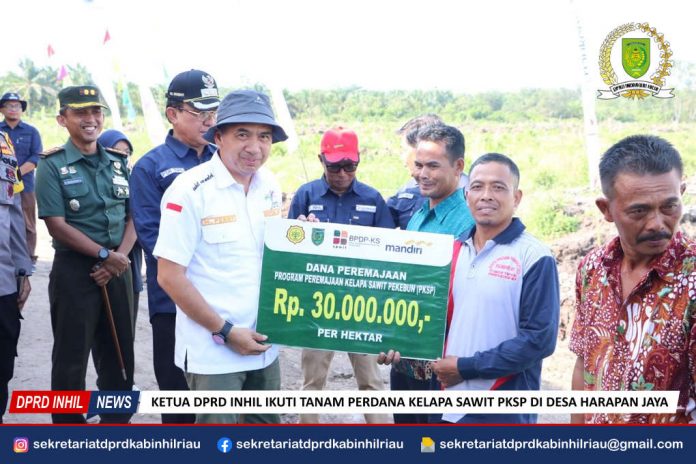 Ketua DPRD Inhil Ikuti Tanam Perdana Kelapa Sawit PKSP di Desa Harapan Jaya