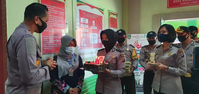 Peringati Hari Bhayangkara Ke - 74, Polres Dumai Berikan Bingkisan Kepada Petugas Medis Puskesmas Ja