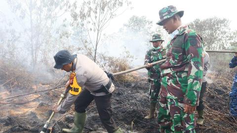 Sinergi TNI-Polri, Polres Bengkalis dan Kodim 0303/Bengkalis Padamkan Karhutla