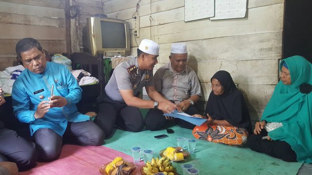 Polresta Pekanbaru Santuni "Nek Lubis "Yang Hidup Sebatang Kara<br>