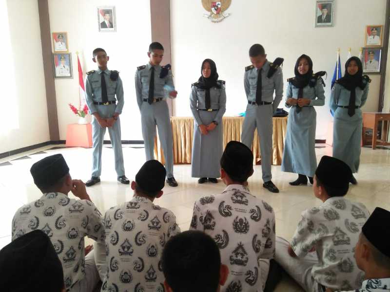 Selesai Basis, Siswa SMA Krida Asal Pekanbaru Kunjungi Sekolah - Sekolah