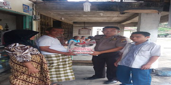 Kapolsek Rambah Santuni Korban Kebakaran di Pawan