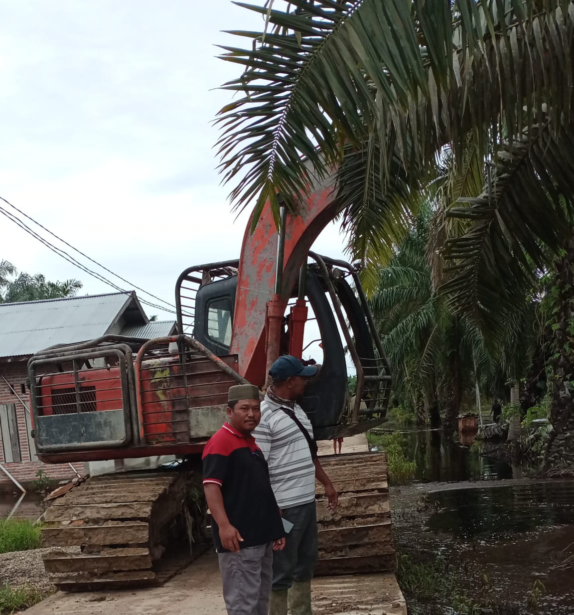 Lurah Bagan Keladi Bersama Warga Normalisasi Parit