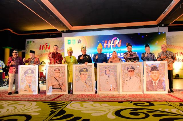 Bupati Kasmarni Terima Anugerah PWI Riau Award 2023