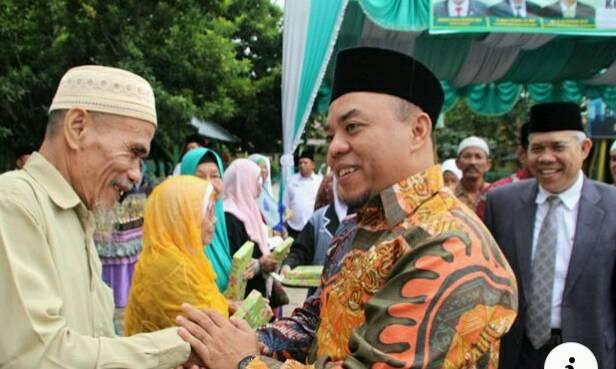 Hari Amal Bakti, Bupati Labuhanbatu Berikan Bingkisan