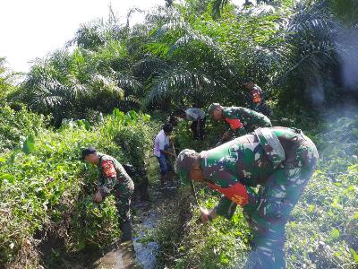 TNI Gerakan Goro Bersama Warga Dusun Sungai Buluh