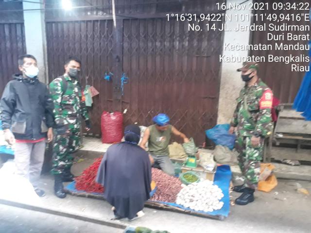 TNI Koramil 04/Mandau Cek Pengunjung Pasar Agar Ikuti Protkes 3 M Covid-19