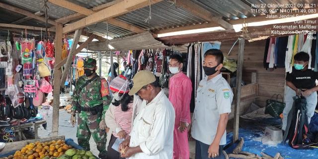 Antisipasi Penyebaran C-19,, TNI Koramil 04/Mandau Selalu Cek Kegiatan Pengunjung  di Pasar Sartika