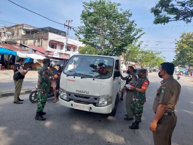 Babinsa Bagikan Masker Gratis Setiap Harinya Kepada Warga Duri Guna Cegah C-19 Omicron