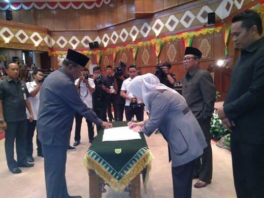 Ranperda RTRW 2017-2037 Riau Disahkan, Anggota Dewan Tepuk Tangan