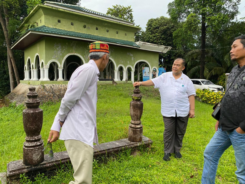 ZURIAT ABDULLAH RAJA KAMPAR ZIARAHI MAKAM LELUHURNYA DI SIAK