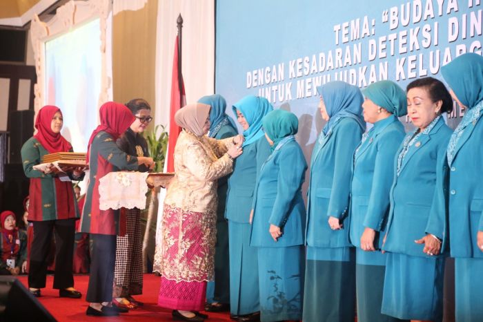 Ketua TP PKK Inhil Terima Penghargaan Adhi Bhakti Madya PKK