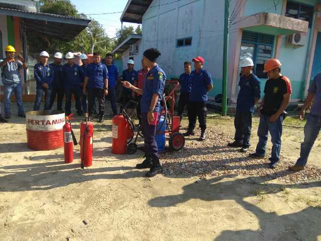 Damkar Bengkalis bekali Karyawan PLN SMK3 dan penggunaan Apar