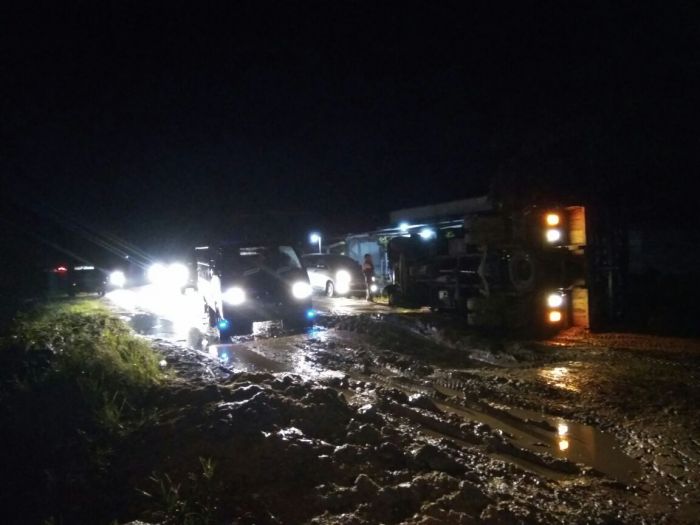 Jalan Lintas Provinsi di Kepenuhan Rusak Parah, Sebuah Truk Terguling