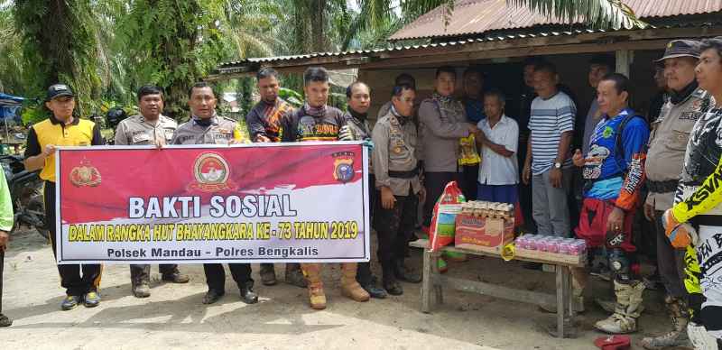 Sulit dilalui Kendaraan, Polsek Mandau Sambangi Warga Miskin dengan Motor Trail