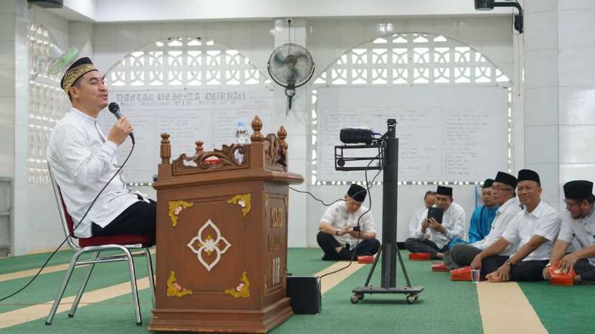 Ustadz Mas’ud Tahidin Kupas Soal Motivasi Kerja di Al Munawwarah UIR
