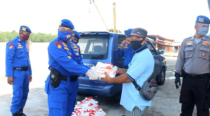 Peduli Covid-19, Satpolairud Polres Rohil Bagi Beras Kepada Masyarakat Miskin