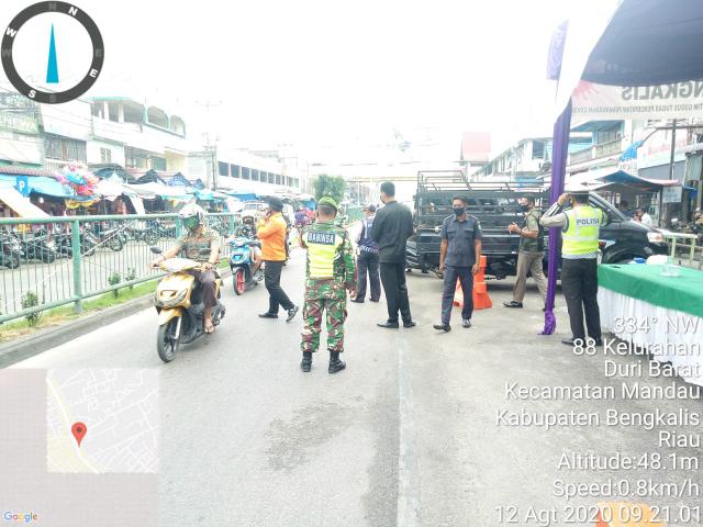 Babinsa 04/Mandau Beri Arahan Bagi Warga Yang Melintasi Pasar Duri Wajib Masker Sesuai Protokol Kese