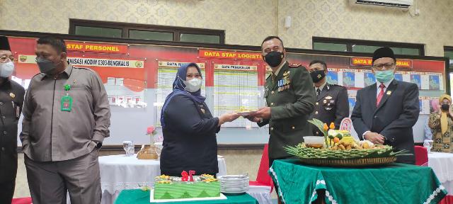 Peringati HUT TNI ke-76, Dandim Bersama Forkopimda  Ikut Upacara Secara Vitual