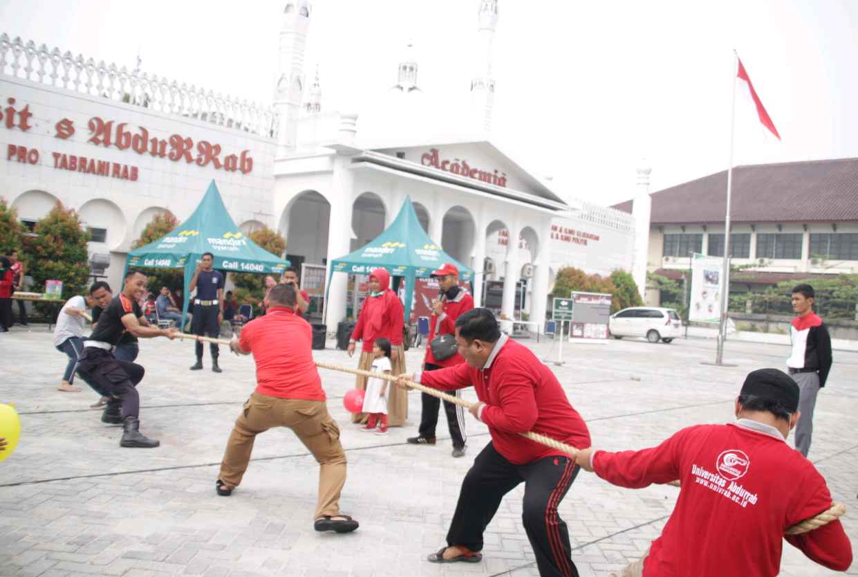 Meriahkan Kemerdekaan RI,  Universitas Abdurrab Gelar Berbagi Perlombaan