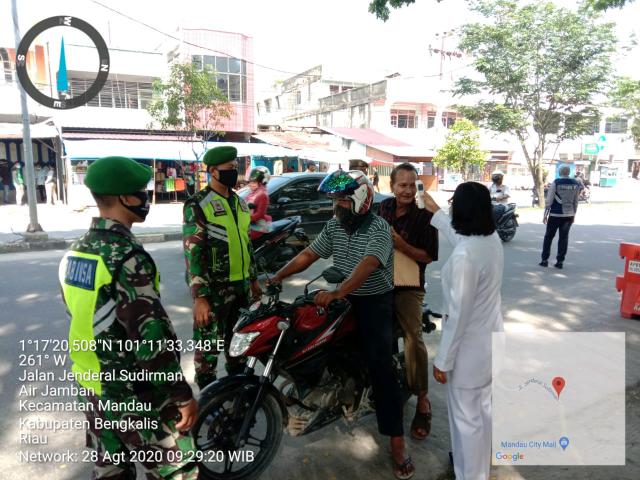 Pendisiplinan Masyarakat TNI Koramil 04/Mandau Gelar Sosialisasi dan Gunakan Masker