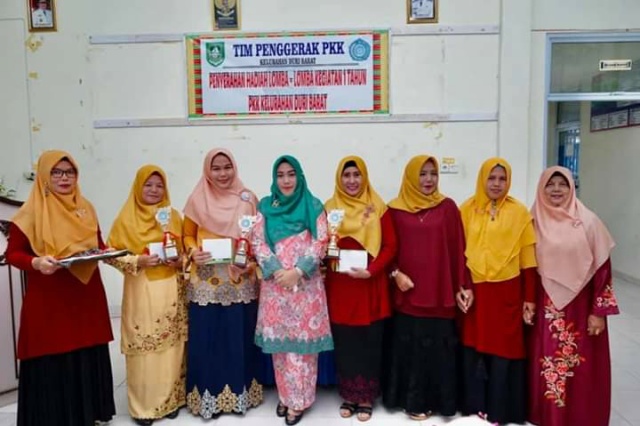 Ketua PKK Mandau Serahkan Hadiah Lomba Kegiatan 1 Tahun PKK Kelurahan Duri Barat